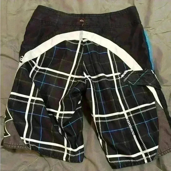 Boys Quicksilver shorts size 26 which works out to a small  black and blue - Picture 2 of 5